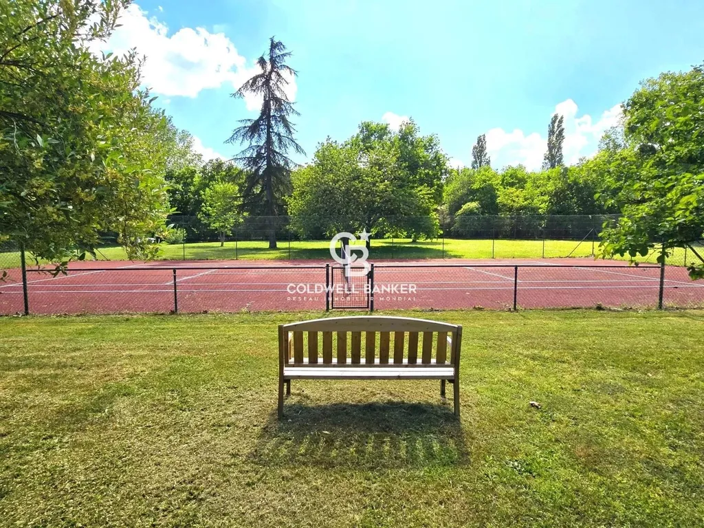 Propriété de famille idéale, où élégance, lumière naturelle et volumes généreux se conjuguent pour un confort de vie optimal.