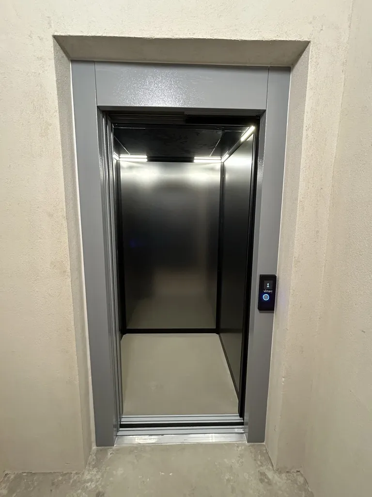 Cabine VIMEC ARIA aux volumes impressionnants pour cette activité de stockage de meubles à st Maximin la Sainte Baume