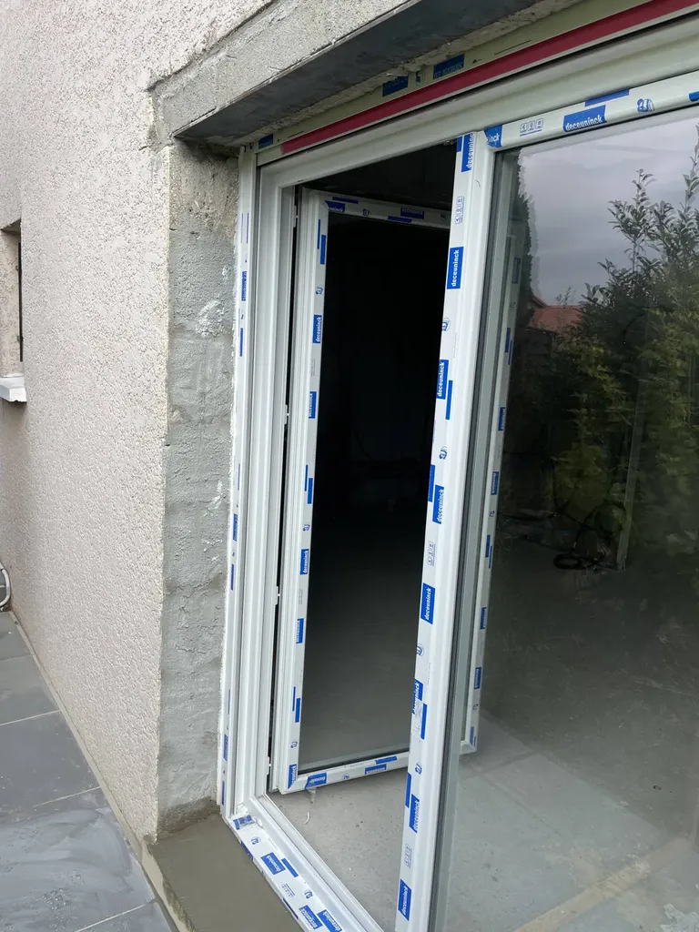 Pose d’une baie vitrée avec création d’ouverture, installation d’un IPN et réalisation d’un seuil béton pour assurer la stabilité et la durabilité de l’ouvrage