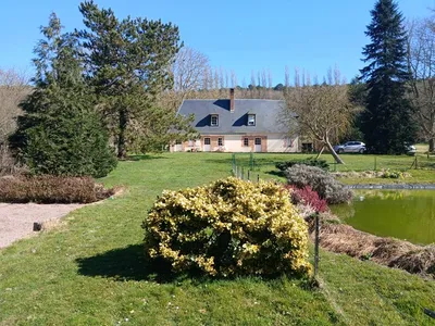 A vendre, Ancien corps de ferme dans l’Eure (27) offrant une maison d’habitation principale et de belles dépendances édifiée sur un terrain de 1 hectare 7.