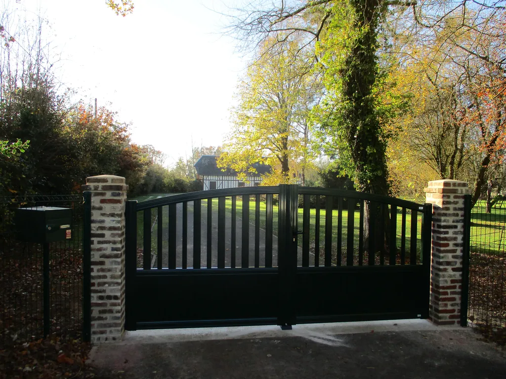 Installation de Portail battant en aluminium manuel, Clôtures de façade et Aménagements d'entrées de propriété à Beuzeville dans l’Eure 27 et ses communes limitrophes