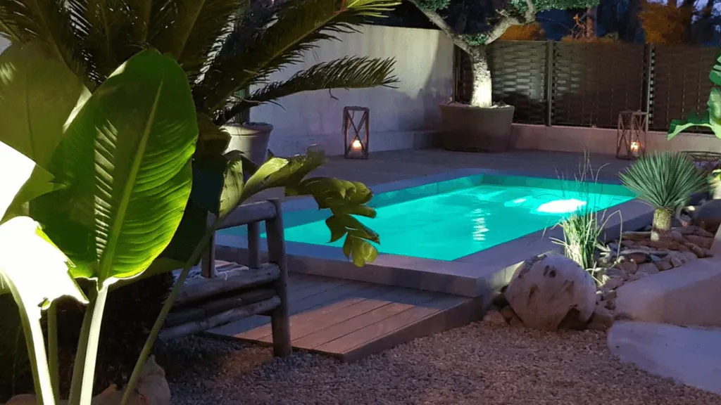 Piscine coque polyester dans le Var