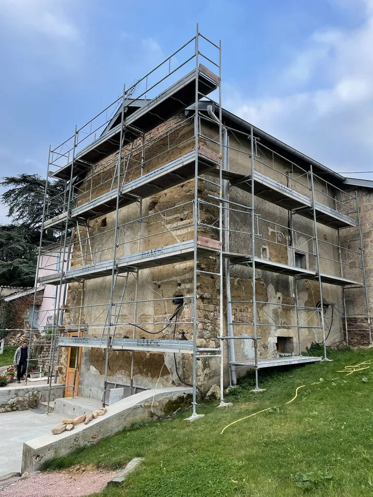 Préparation et reprise des supports avant ravalement de façade sur maison ancienne dans le Beaujolais
