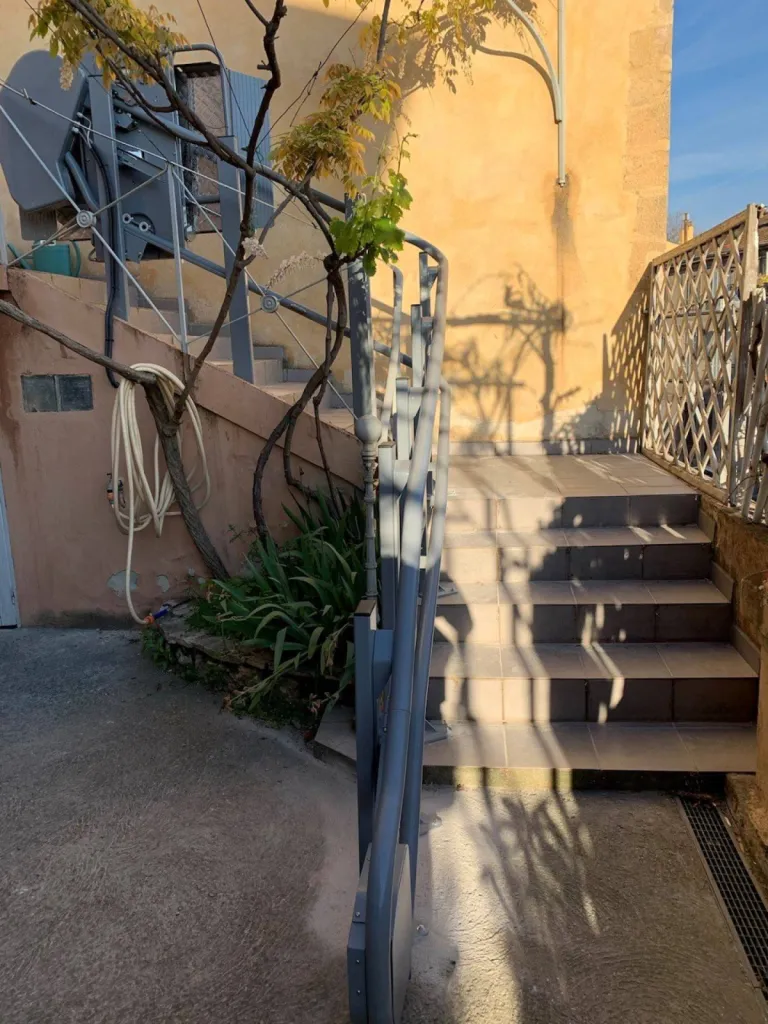 Installation d'une plateforme monte-escalier courbe LENHER Omega à Jouques près d'Aix en Provence