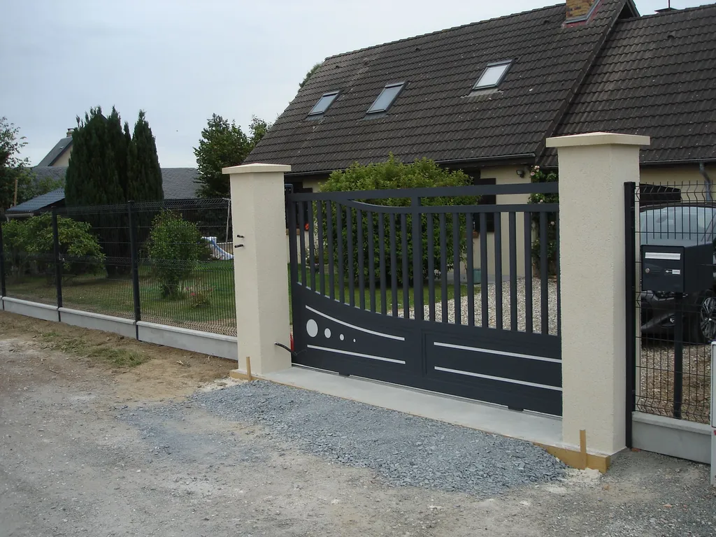 Pose de Portails Coulissants en Aluminium Motorisés, Design Contemporain Sur-Mesure à Le Havre en Seine-Maritime 76 et Harfleur