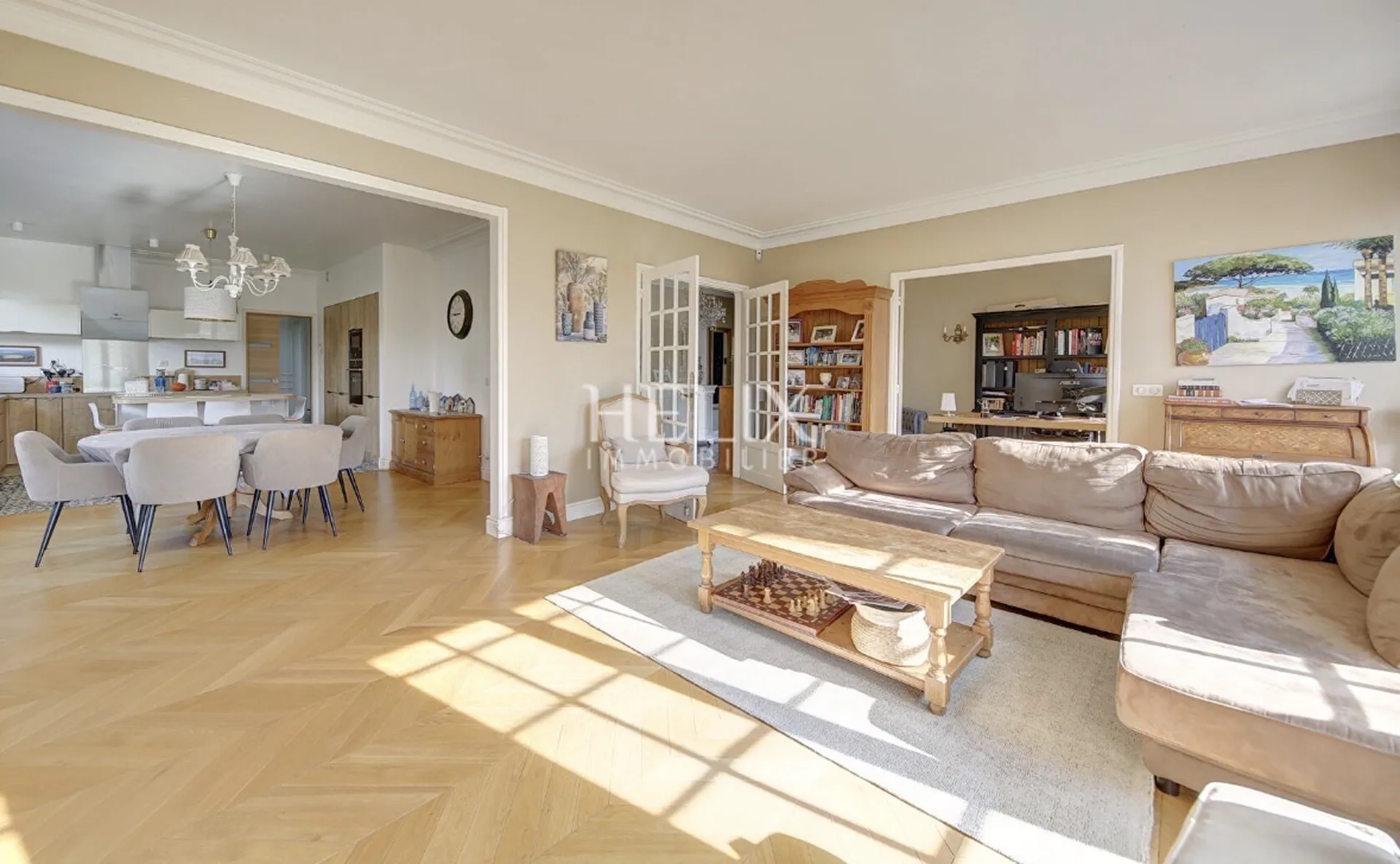 Grand séjour lumineux Ave de beaux volumes 