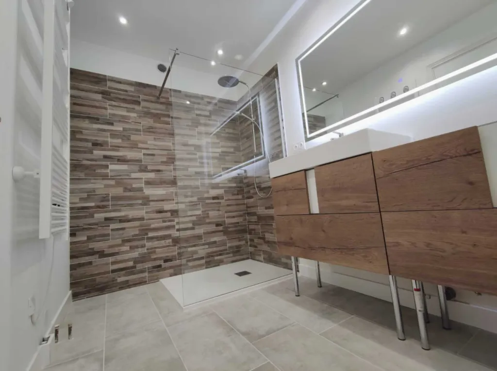 Rénovation complète et design d’une salle de bains contemporaine dans un appartement du 9e arrondissement de Marseille 13009