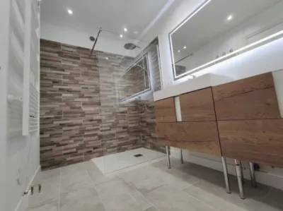 Rénovation complète et design d’une salle de bains contemporaine dans un appartement du 9e arrondissement de Marseille 13009