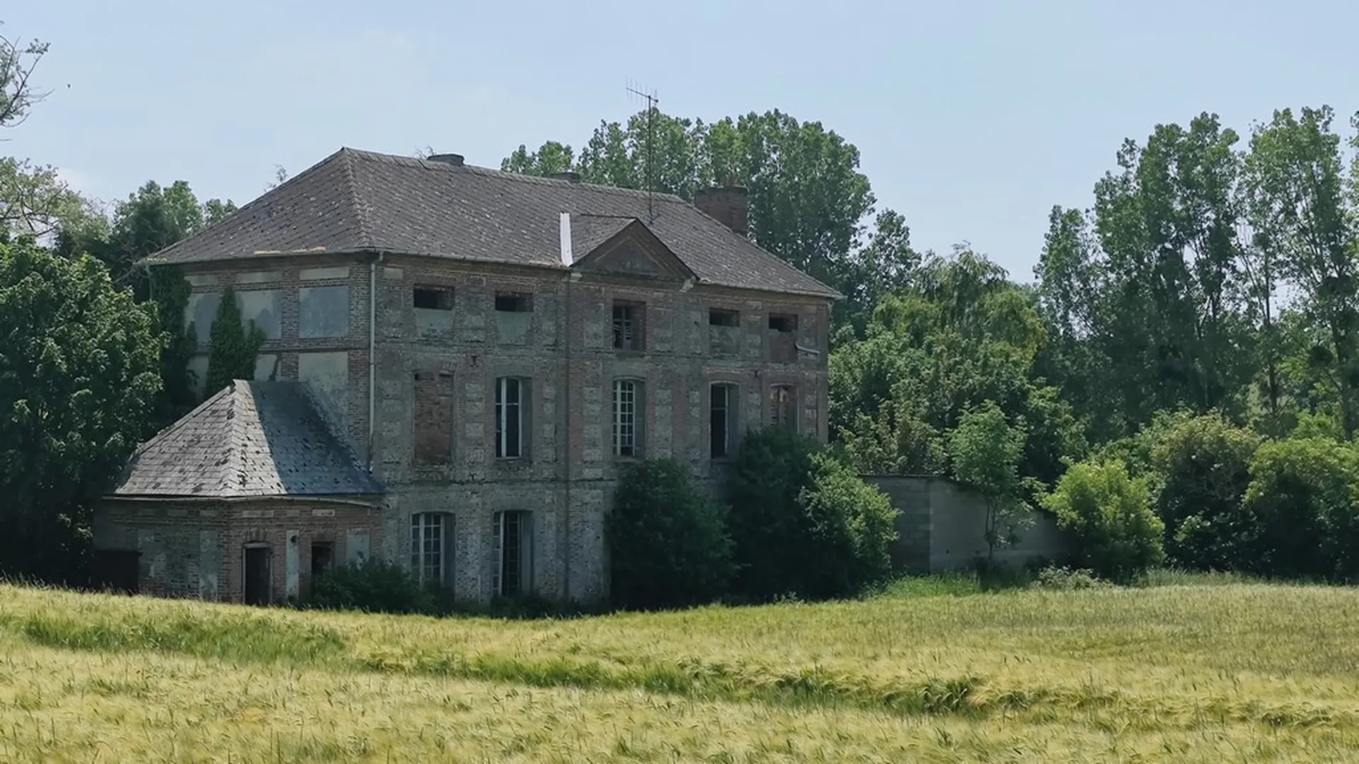 Propriété à vendre dans la Vallée de l’Yères, cette demeure bourgeoise du XVIIIᵉ siècle développe environ 320 m² sur un terrain de 4 234 m².