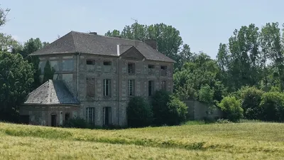 Propriété à vendre dans la Vallée de l’Yères, cette demeure bourgeoise du XVIIIᵉ siècle développe environ 320 m² sur un terrain de 4 234 m².
