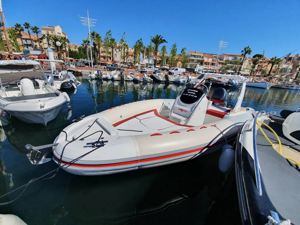 Bateau à moteur sportif à louer dans le Var à Bandol