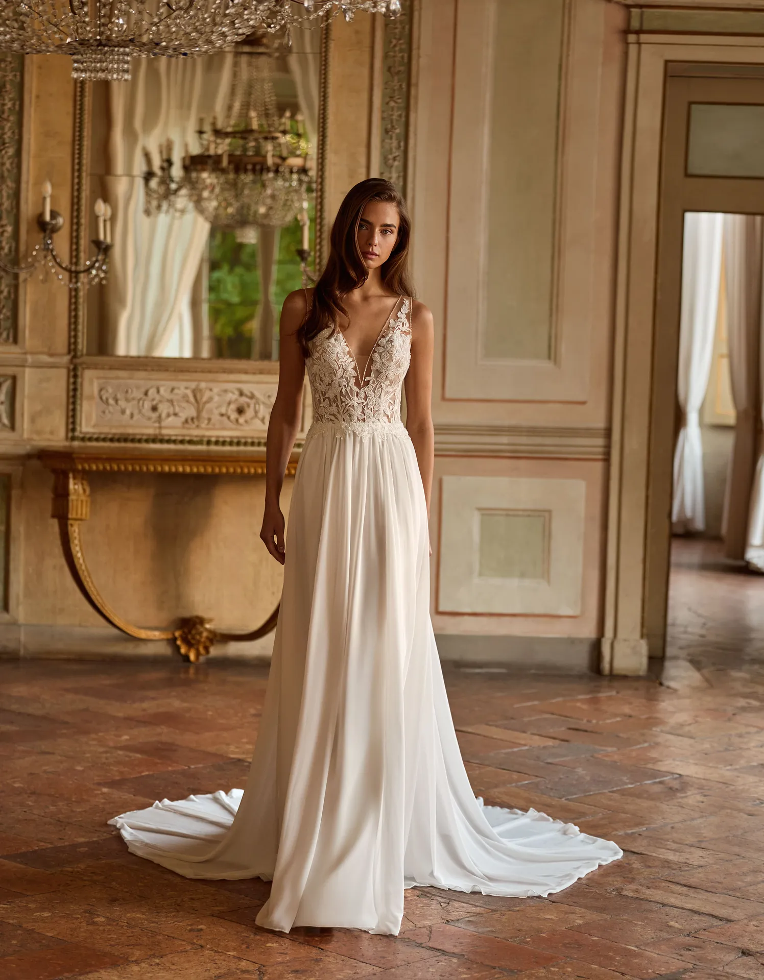 Robe de mariée trapèze fluide Alberto Palatchi modèle RAIATEA 2027 avec bustier pailleté Igilles Aix-en-Provence
