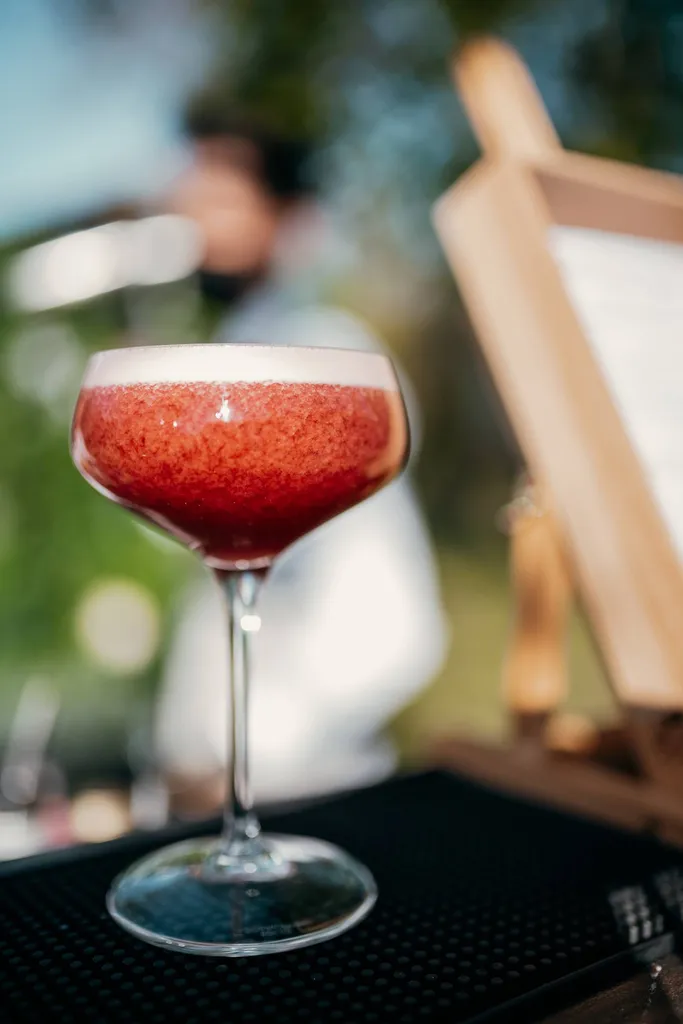 Préparation de cocktails sur mesure lors d’un mariage dans la région lyonnaise