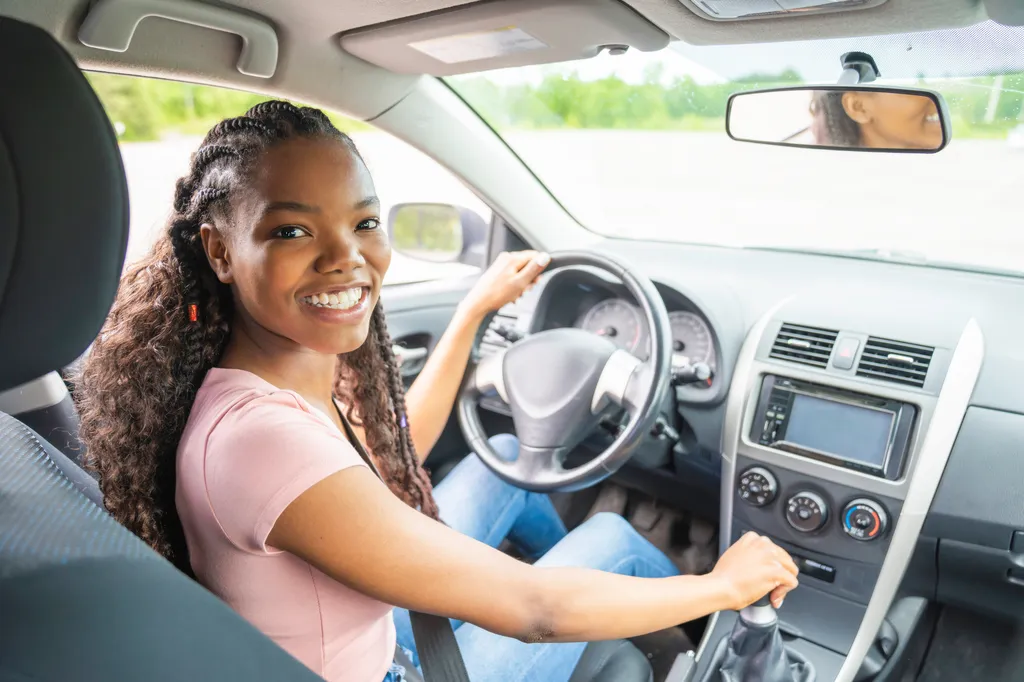 Louer une voiture sans permis électrique à Bordeaux pour un jeune de 14 ans avec assurance et assistance 24h/24 incluses