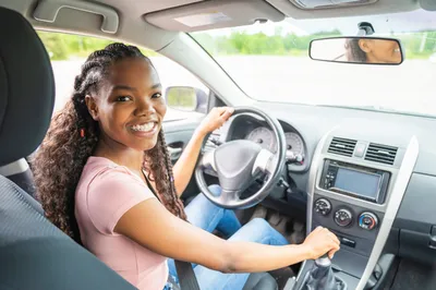 Louer une voiture sans permis électrique à Bordeaux pour un jeune de 14 ans avec assurance et assistance 24h/24 incluses