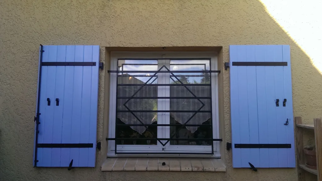 FABRICATION SUR MESURE GRILLE EN FER FORGE ORIGINALE POUR FENETRE AIX EN PROVENCE