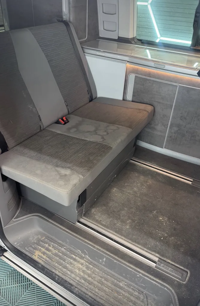 Nettoyage des sols et des sièges en tissus avec lavage en profondeur des moquettes d'un Citroën SpaceTourer à Valleiry en Haute-Savoie