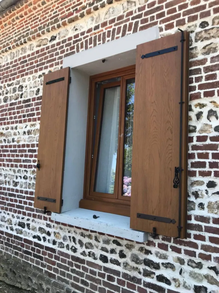 Pose de volets battants isolants en fibre résine secteur Fécamp, Toussaint (76) sur maison ancienne