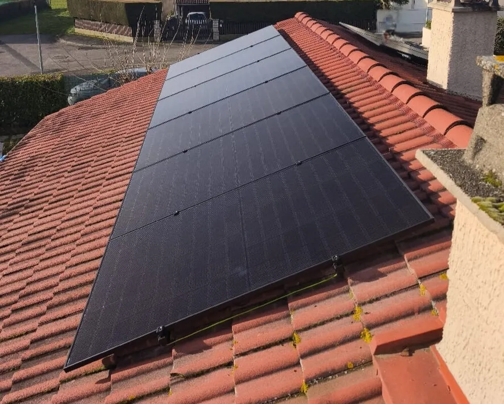 Installation solaire de 4 kWc avec stockage du surplus de production sur batterie virtuelle MySmartBattery de mylight150 à Feurs dans la Loire (42)