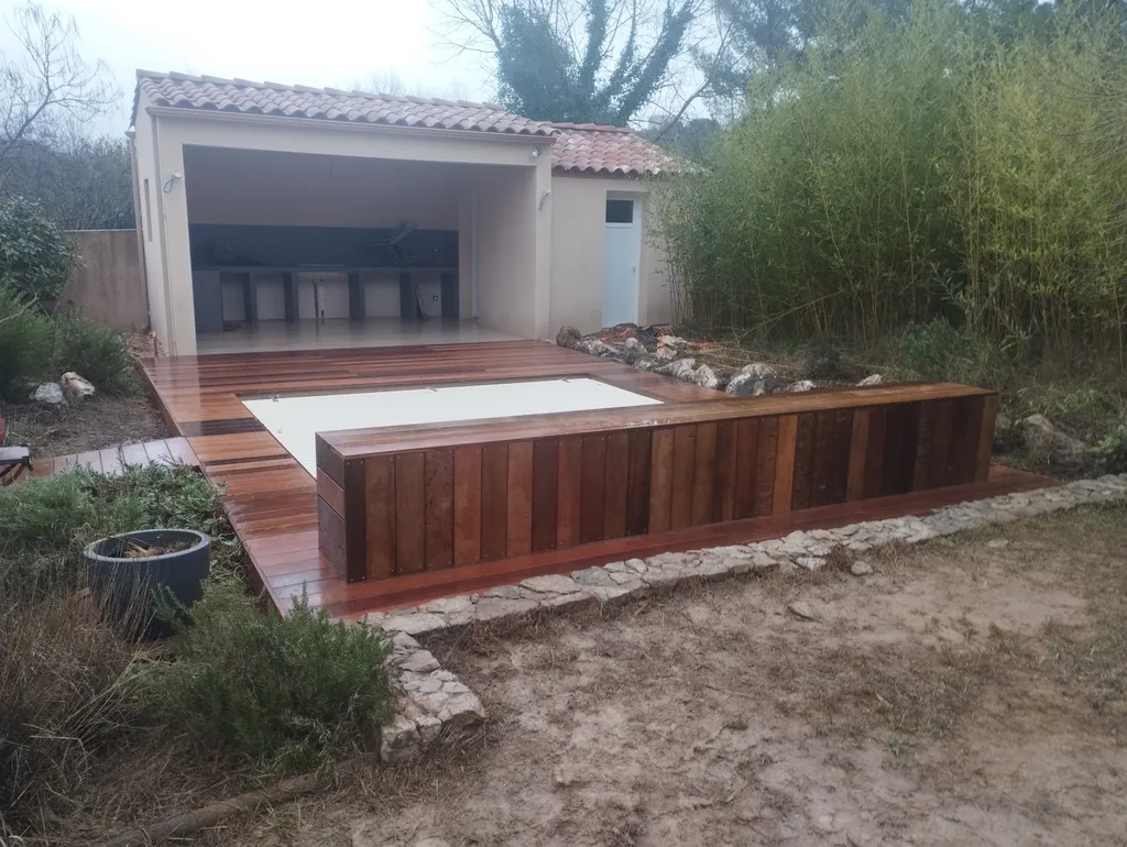 vue ensemble  terrasse en exotique itauba de 35m² a Castelnau-le-Lez à côté de Montpellier