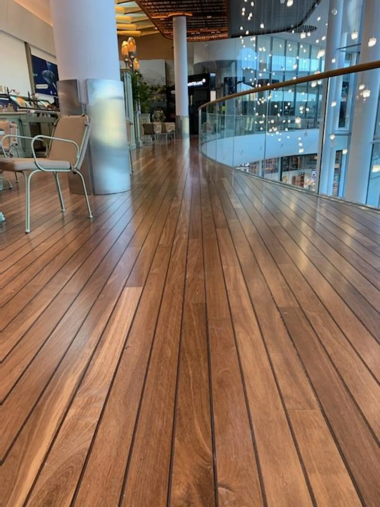 Pose de Parquet pour un pont de Bateau  dans les Alpes Maritimes 06 à Saint Laurent