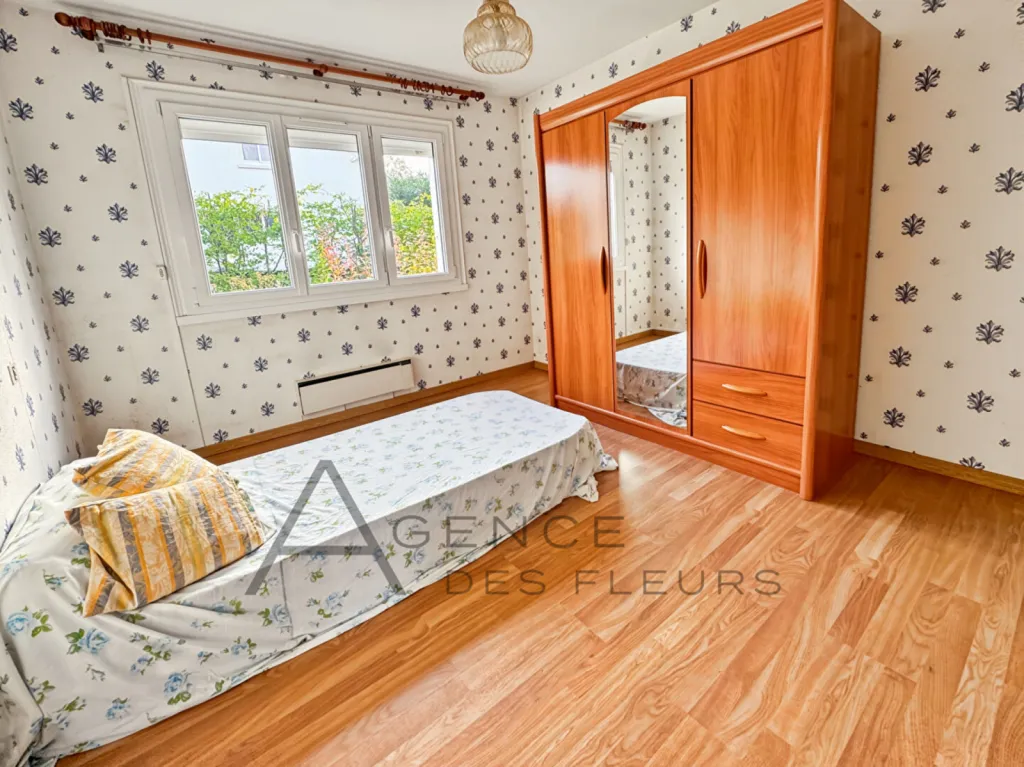 A acheter, pavillon de 1973 sur sous-sol de 104 m² sur un terrain de 910 m² situé à Saint-Pierre-les-Elbeuf 76320