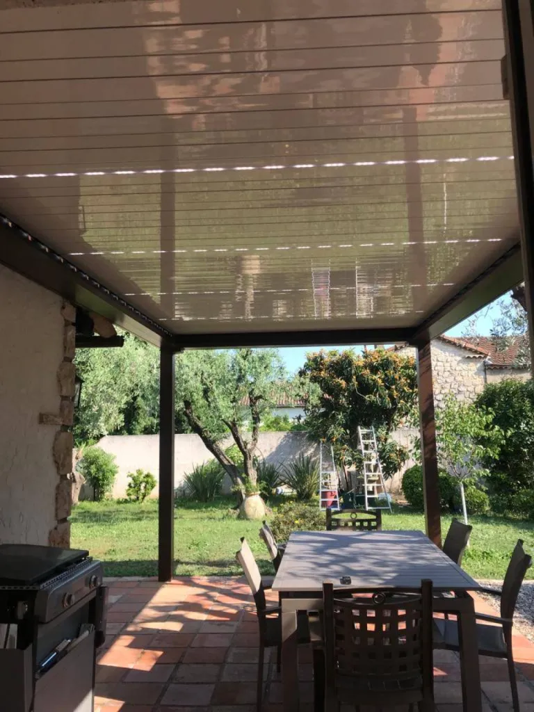 Installation de pergola à lames orientables à Mougines