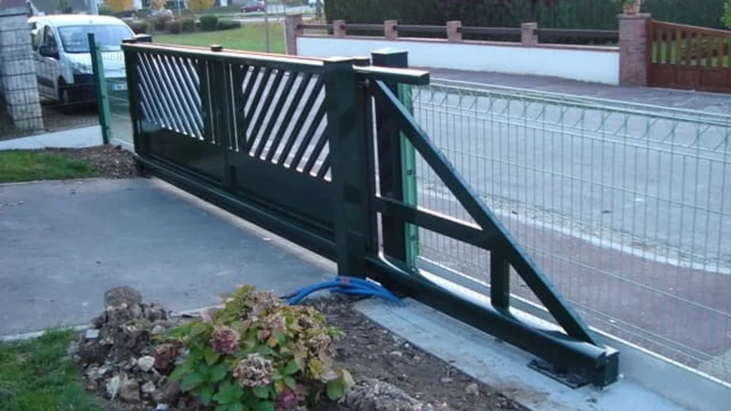 Installation de Portail autoportant motorisé en aluminium, Fermetures industrielles et Portails de copropriétés à Rouen et sa région ou agglomération en Seine-Maritime 76