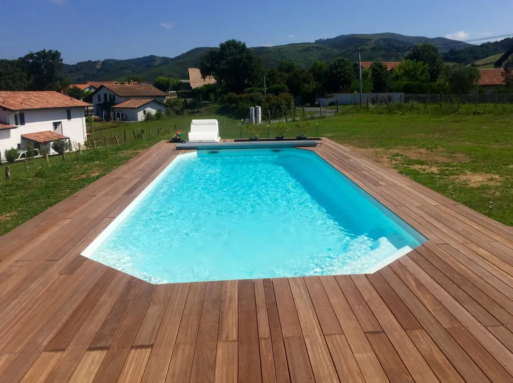 Vue plongeante sur une ONYX 7,5m installée à Carqueiranne : élégance et simplicité.