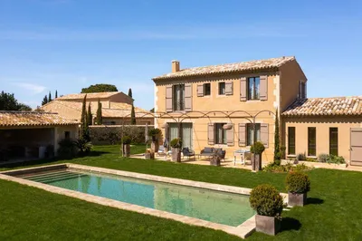 Entretien des jardins au Vallon de Valrugues, Saint-Rémy-de-Provence 13210, par Carré Vert, pour des espaces extérieurs toujours impeccables et soignés