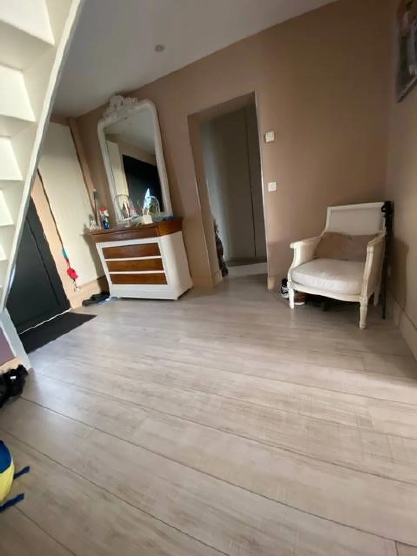 A acheter superbe maison de 160m² avec deux garages sur 2000m² de terrain sur deux niveaux sur la commune de FRENEUSE 76410