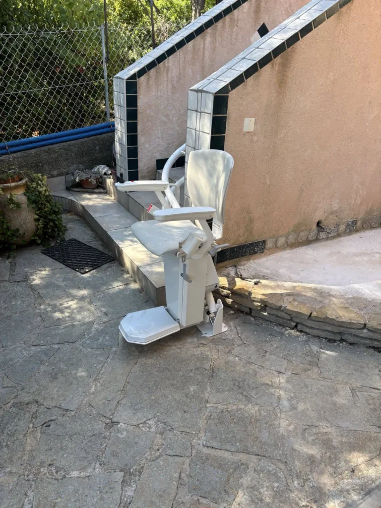 Parking à 90° pour ce fauteuil monte escalier OTOLIFT TWO pour libérer le bas de l'escalier près de Toulon Parking à 90° pour ce fauteuil monte escalier OTOLIFT TWO pour libérer le bas de l'escalier près de Toulon