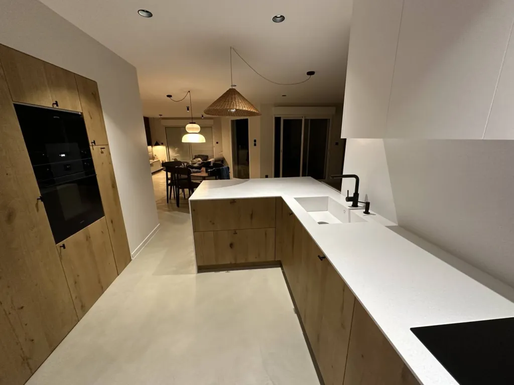 Fabrication et pose d'un plan de travail, évier et crédence en CORIAN dans une cuisine à Saint Médard en Jalles (33160)