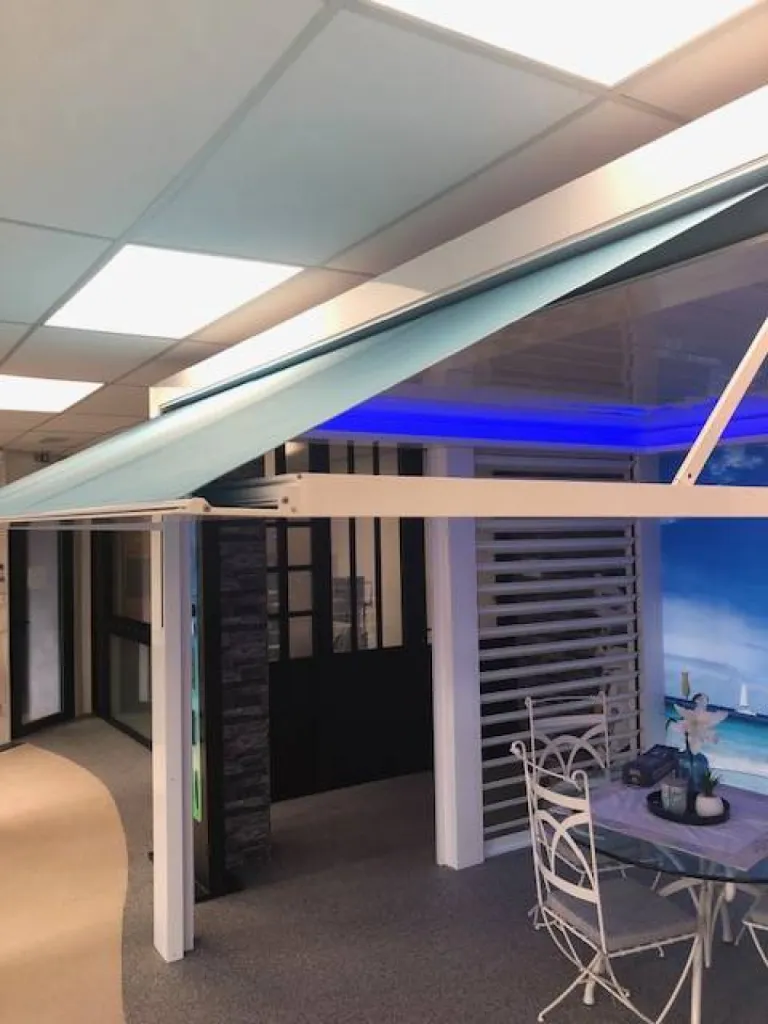 Store à projection intégré à la pergola à Mouans Sartoux