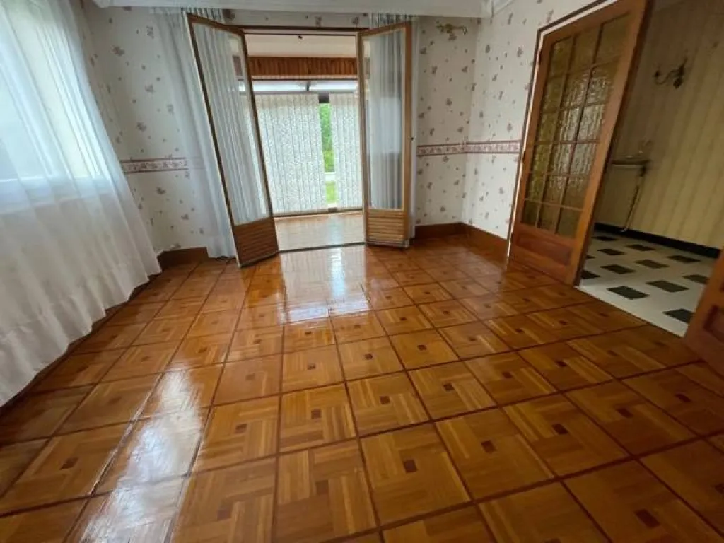 A acheter, plain pied de 110m² à rafraîchir sur 1000m² de terrain avec sous-sol total sur la commune de TOURVILLE LA RIVIERE 76410