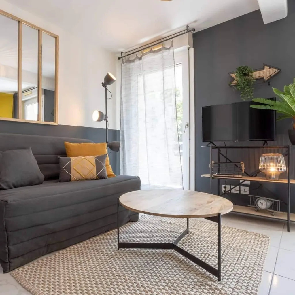 Joli studio meublé avec Balcon proche des Arènes  