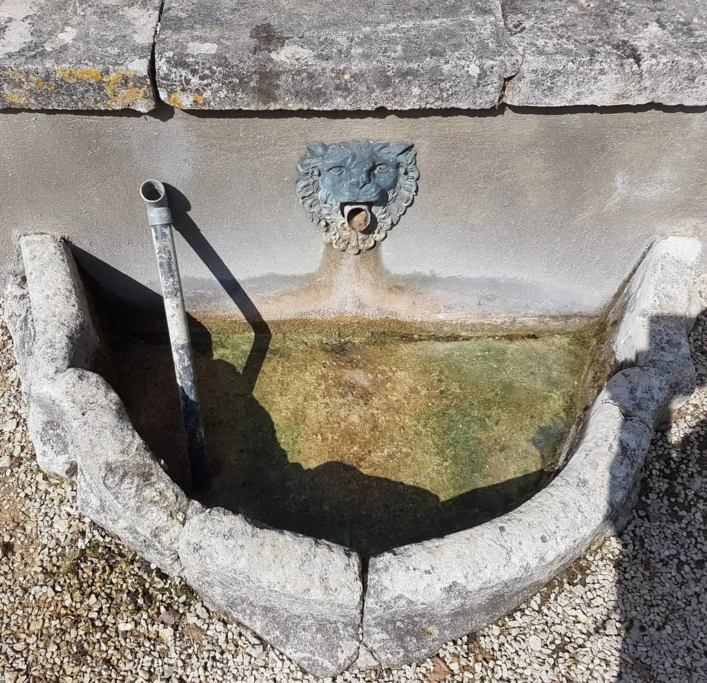 Fontaine après nettoyage à Cucuron