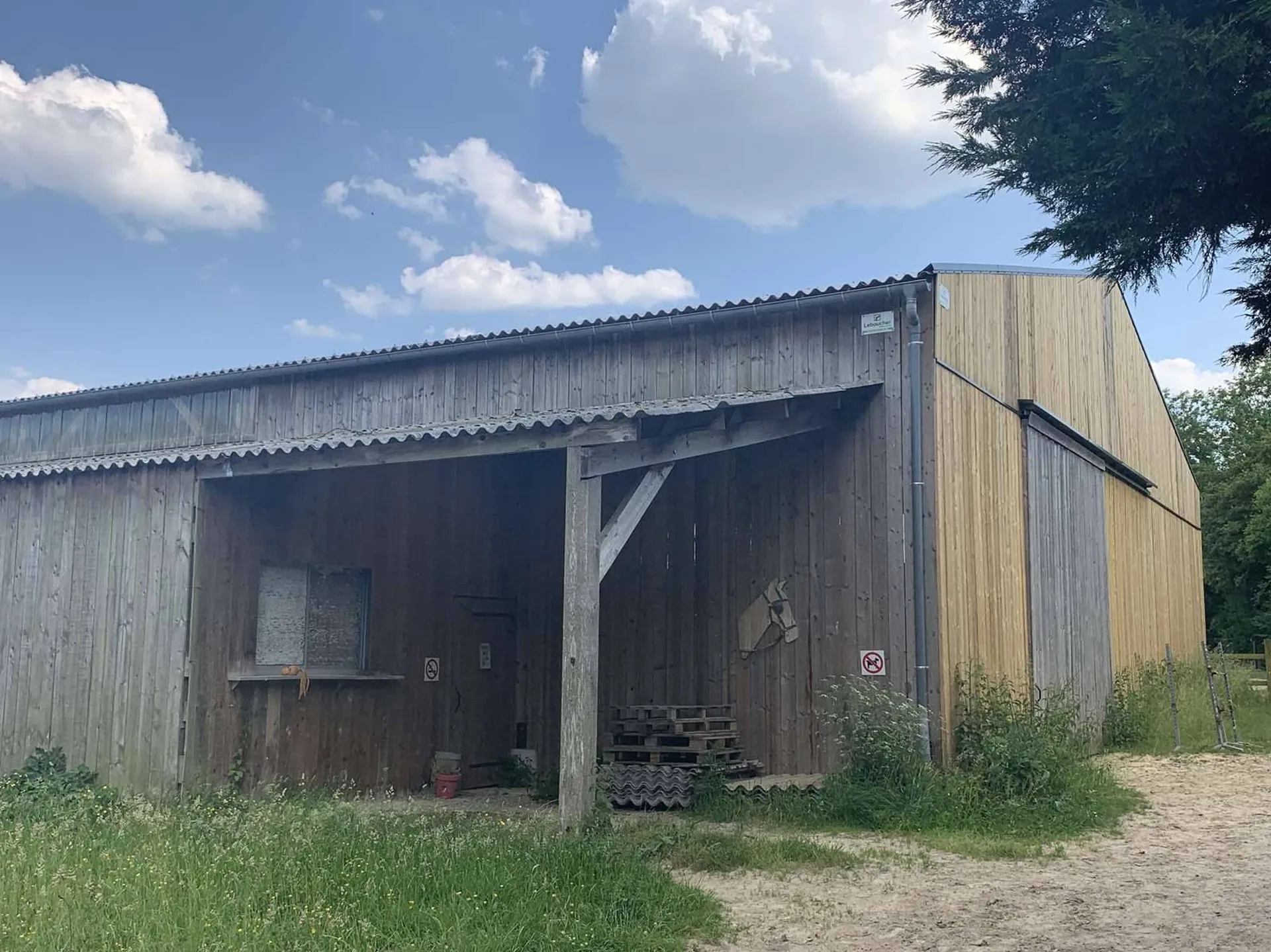 A vendre PAYS d’AUGE du CALVADOS : REGION LISIEUX : STRUCTURE EQUESTRE POUR CHEVAUX DE SELLES SUR 10 HA