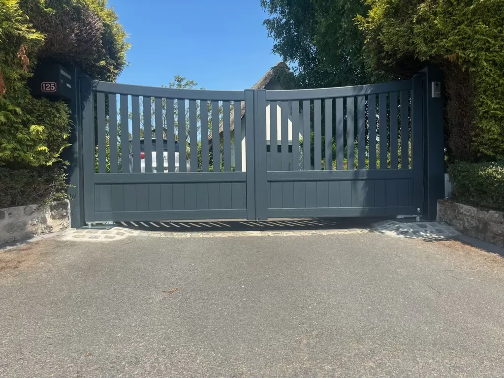 Installation de Portail Alu Battant Motorisé, Modèle Moderne, Sur-Mesure à Deauville dans le Calvados 14 et Trouville-sur-Mer