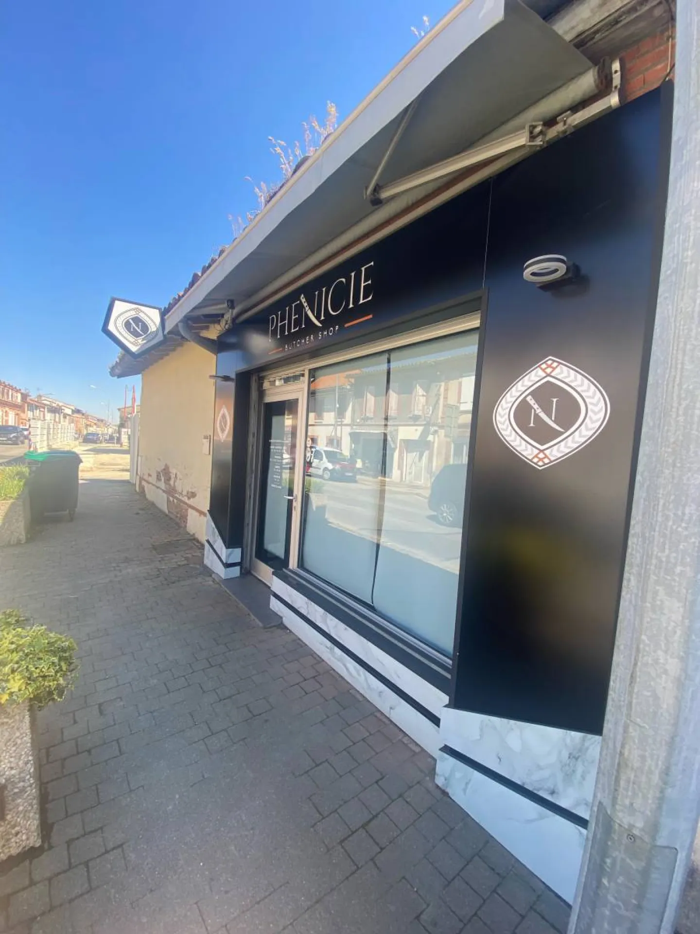 Réalisation et installation d'une pour enseigne lumineuse pour la boucherie Phenicie à Tournefeuille en Haute-Garonne