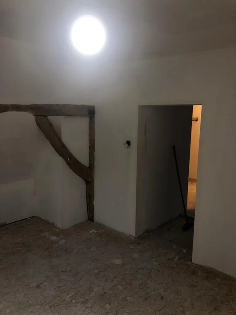 Aménagement de combles en suite parentale à Haguenau avec isolation thermique RE2020 et finitions peinture haut de gamme