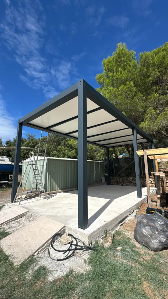 Carport pour camping-car au cœur de la nature – Gris anthracite RAL 7016