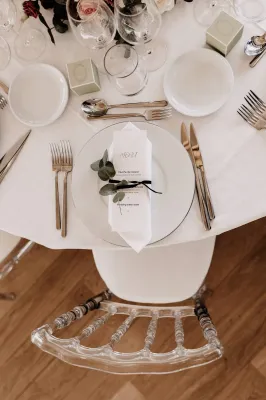 Un Pavillon raffiné pour un mariage Québécois avec cérémonie laïque vue lac dans le Bois de Boulogne à Paris