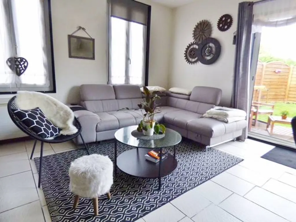 A acheter charmante maison rénovée avec goût de 75m² sur un terrain de 250m² avec terrasse et garage sur la commune de SAINT PIERRE LES ELBEUF 76320