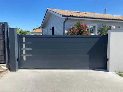 Portail coulissant motorisé aluminium à Andernos proche Bassin d'Arcachon installé par Aquit'M