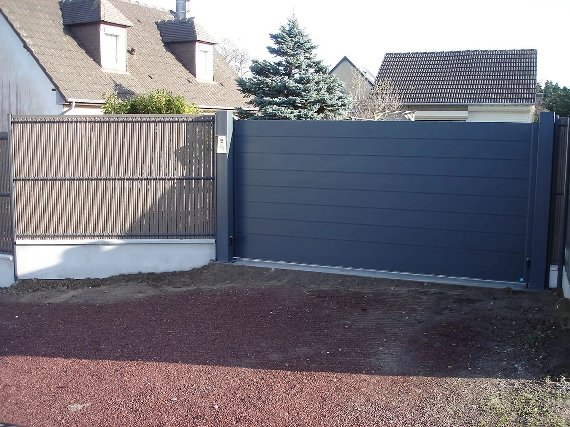 Installation de Portail en aluminium coulissant motorisé, Design contemporain et Fermetures automatiques à Caen dans le Calvados 14 et ses Alentours
