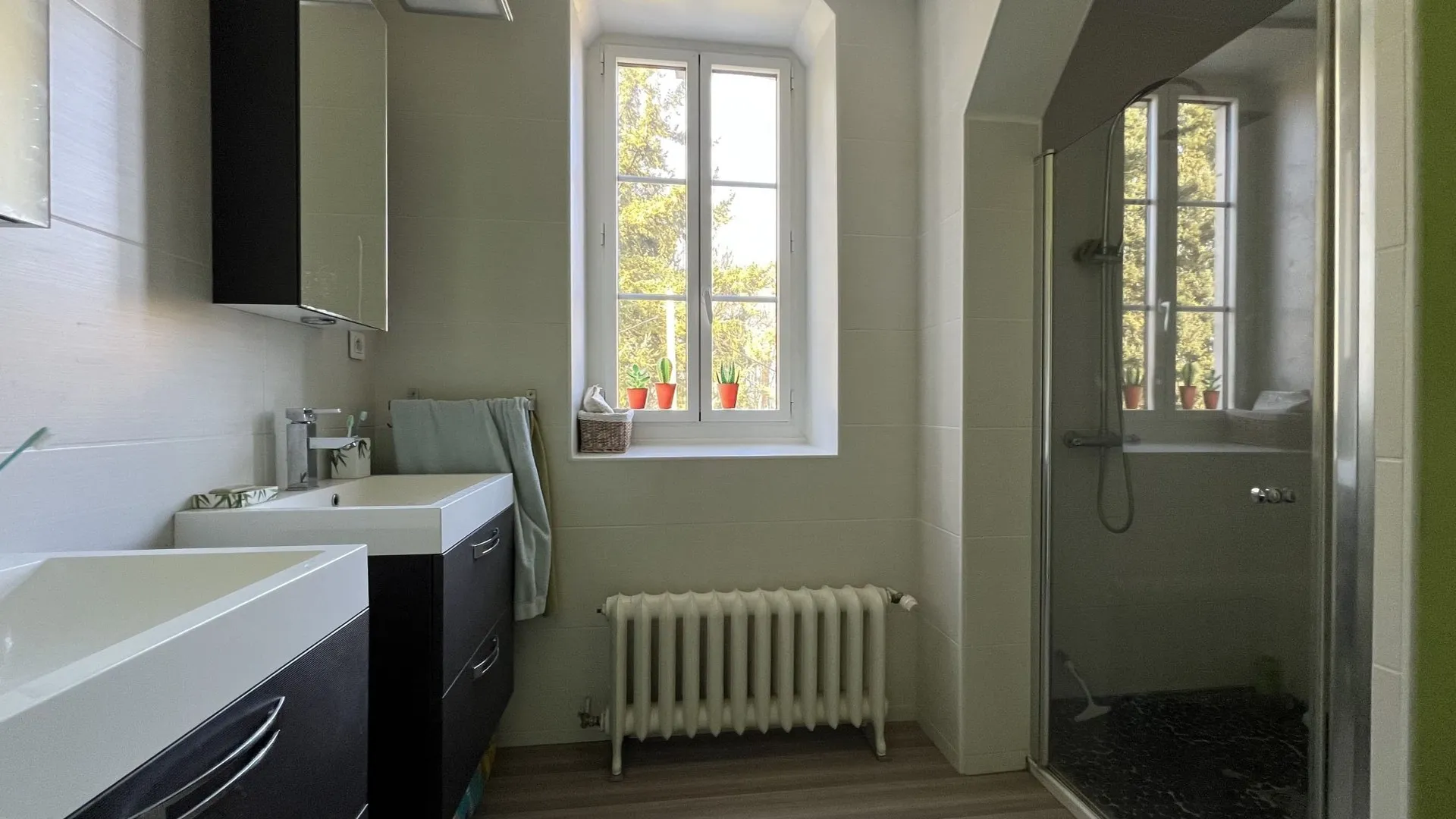 Magnifique demeure de famille 283m², 7 chambres, salle de jeux, patio véranda, dépendances et jardin arboré 6078m², emplacement privilégié centre-ville de Eu 76260.