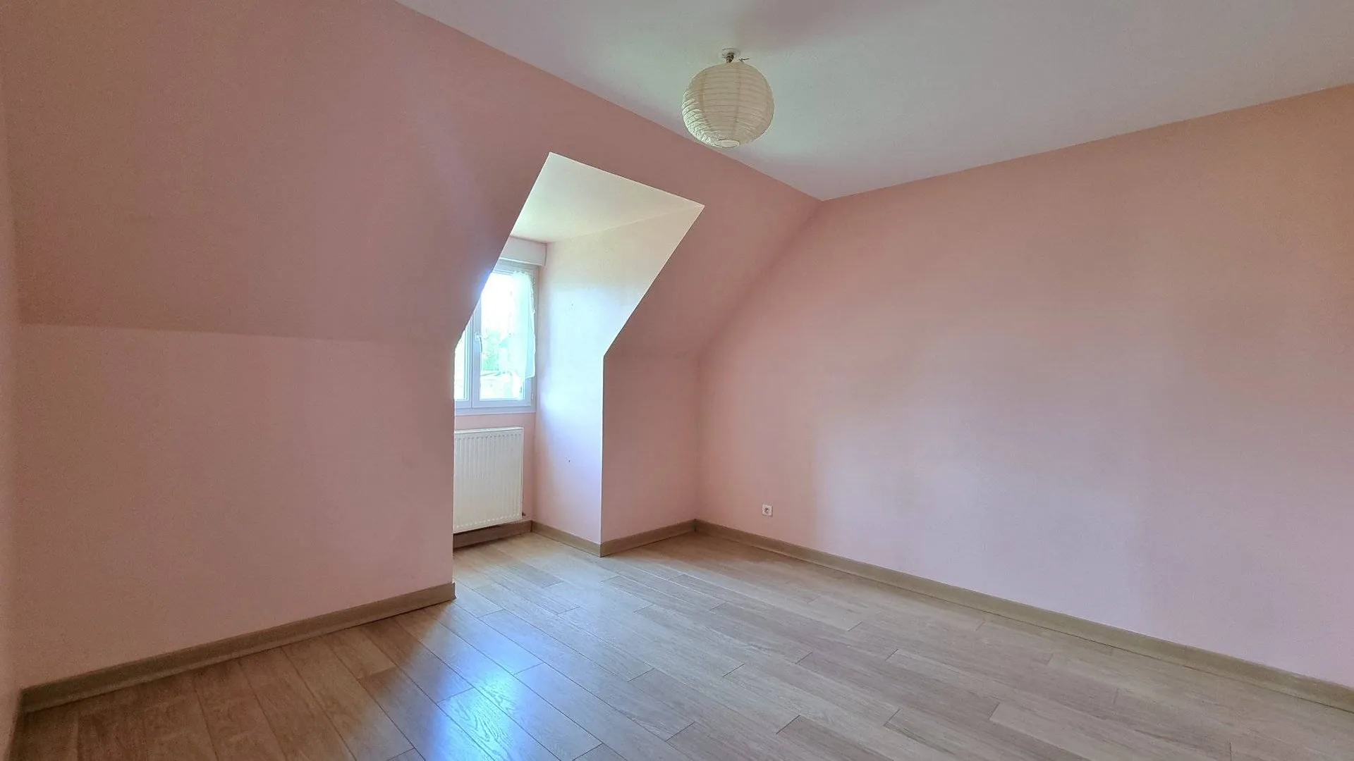 A vendre, belle maison contemporaine, 4 chambres, sous-sol complet à 5 minutes de Dieppe et de Petit-Caux