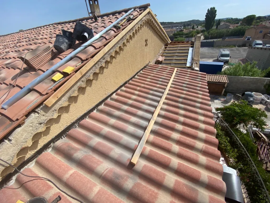 Changement d’une toiture de maison en tuiles Abeilles sur Martigues