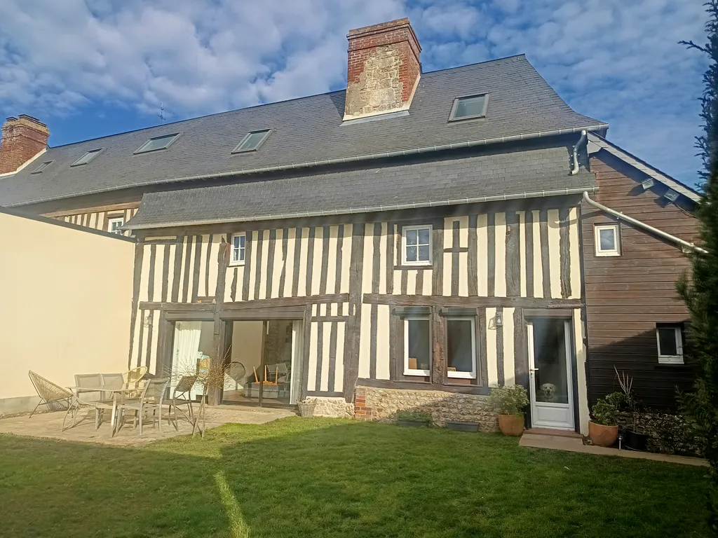 A VENDRE - Maison au style Normand, en centre village avec commerces et écoles, édifiée sur un terrain de 677m².